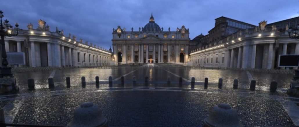 Leerer Petersplatz: verschlossene Kirchen, ausgesetzte Messen – eine scharfe Mahnung kommt von Erzbischof Carlo Maria Viganò.