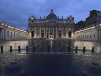 Leerer Petersplatz: verschlossene Kirchen, ausgesetzte Messen – eine scharfe Mahnung kommt von Erzbischof Carlo Maria Viganò.