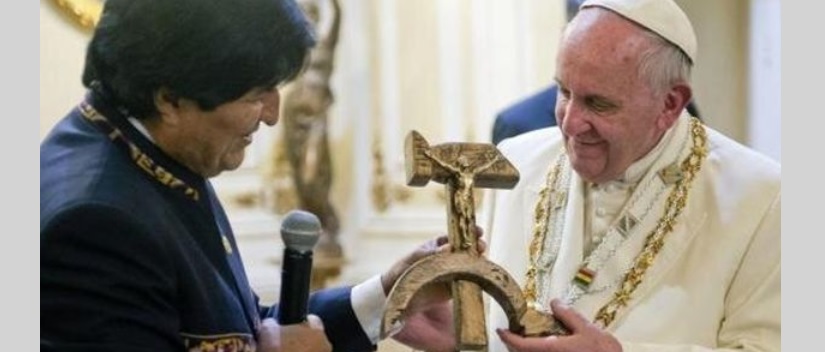 Franziskus 2015 in Bolivien mit Staats- und Regierungschef Evo Morales und dem Hammer-und-Sichel-Kreuz eines Jesuiten. 2020 fordert Franziskus inmitten der Coronavirus-Seuche ein bedingungsloses, globales Grundeinkommen.