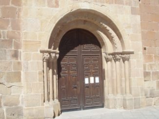 Die Offene Kirche mit verschlossenen Türen. Langsame Öffnung.