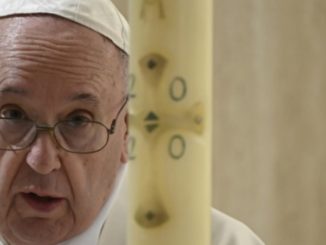 Papst Franziskus kritisierte am 17. April eine "Viralisierung" der Kirche durch eine bloße virtuelle Teilnahme des Volkes Gottes an der Meßfeier.