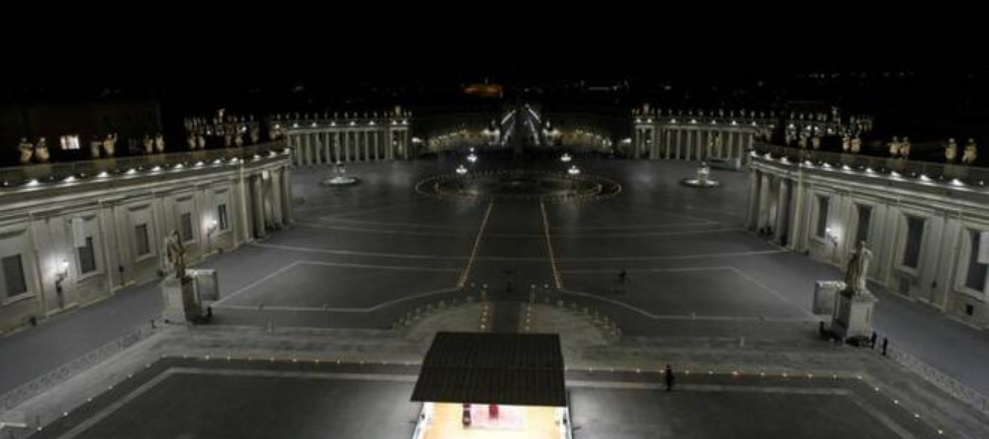 Papst Franziskus scherzt. „Scherzen“ auch andere über ihn? Im Bild Franziskus vor dem leeren Petersplatz am Karfreitag 2020.