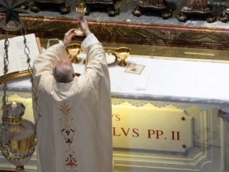 Papst Franziskus zelebrierte anläßlich des 100. Geburtstages von Johannes Paul II. an dessen Grab versus Deum.