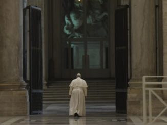 Vatikan rechnet wegen Corona mit einem großen Defizit. Im Bild Papst Franziskus am Ende des Gebets gegen die Epidemie am 27. März.