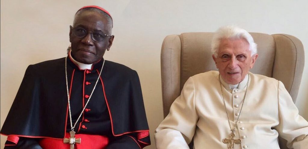 Kardinal Robert Sarah mit Benedikt XVI. im Kloster Mater Ecclesiae