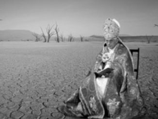 Benedikt XVI. inmitten der Wüste, deren Ausbreitung er frühzeitig erkannte. Ist sein Rücktritt gültig oder war es ein „falscher Rücktritt“ im doppelten Sinn?