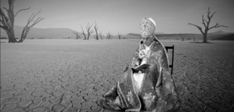 Benedikt XVI. inmitten der Wüste, deren Ausbreitung er frühzeitig erkannte. Ist sein Rücktritt gültig oder war es ein „falscher Rücktritt“ im doppelten Sinn?
