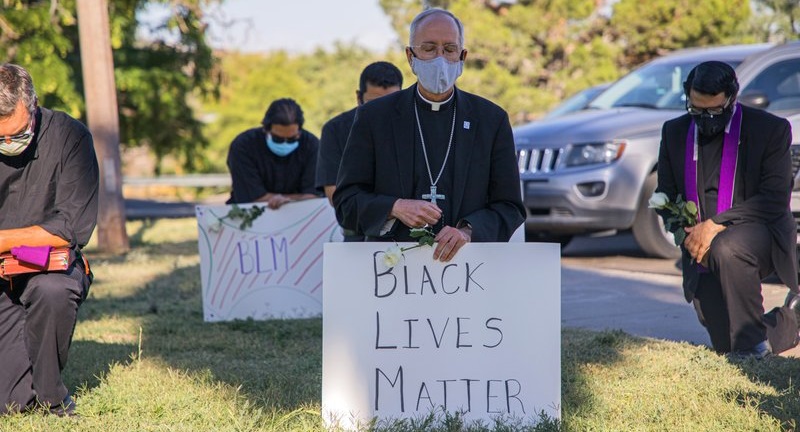 Bischof Reiz kniet vor schwarzem Mob anstatt vor Gott