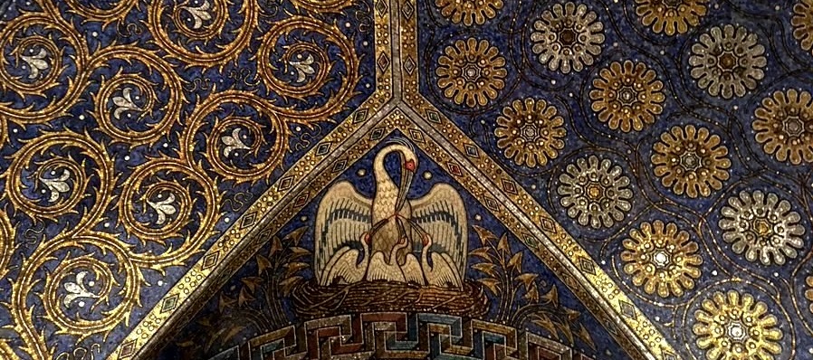 Christus als Pelikan, dargestellt im Kaiserdom zu Aachen.