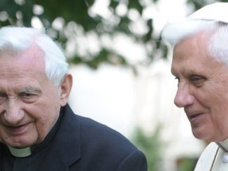 Papst Benedikt XVI. mit seinem älteren Bruder, Msgr. Georg Ratzinger. Erstmals seit sieben Jahren verließ Benedikt den Vatikan und reiste nach Regensburg.