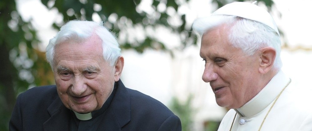 Papst Benedikt XVI. mit seinem älteren Bruder, Msgr. Georg Ratzinger. Erstmals seit sieben Jahren verließ Benedikt den Vatikan und reiste nach Regensburg.