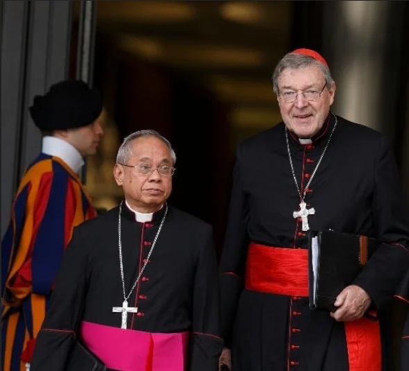 Kardinal Pell (rechts) war seit drei Jahren nicht mehr im Vatikan