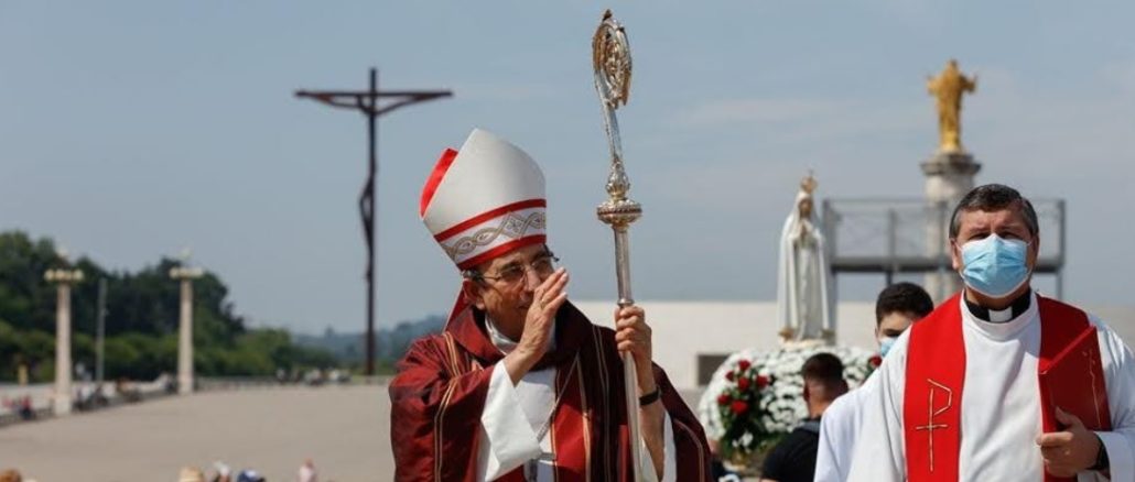Kardinal Marto bei seinem ersten Besuch in Fatima seit der Wiederzulassung öffentlicher Gottesdienste.