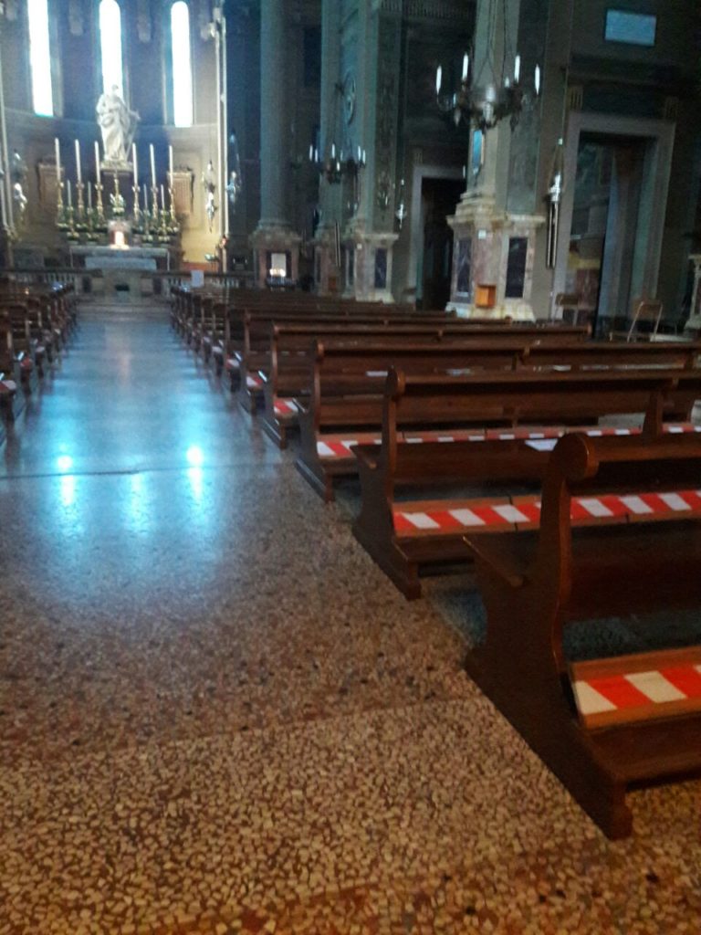 Knien verboten in der Pfarrkirche San Paolo di Ravone in Bologna