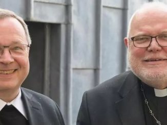 Der neue und der alte Vorsitzende der Deutschen Bischofskonferenz, die Deutschlands Kirche auf falsche Wege geführt haben.