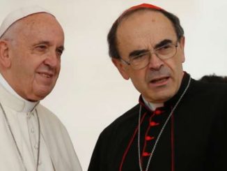 Papst Franziskus mit Kardinal Philippe Barbarin vor dessen Verurteilung – und Freispruch.