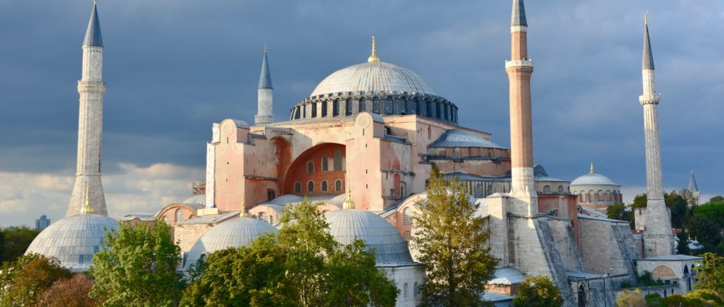 Seit Freitag ist die Hagia Sophia wieder eine Moschee und die christlichen Symbole wurden überdeckt.