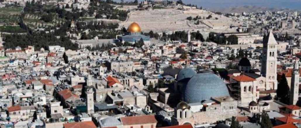 Das griechisch-orthodoxe und das lateinische Patriarchat von Jerusalem sind mit umstrittenen Immobilienverkäufen befaßt.