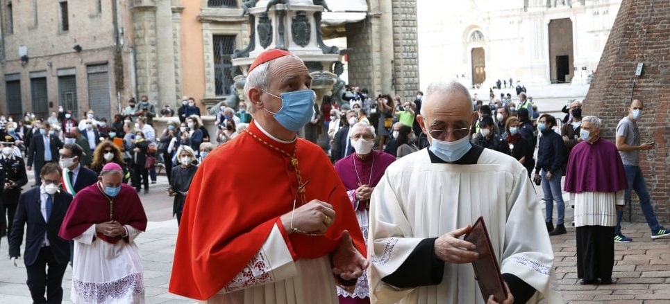 Kardinal Zuppi mit Corona-Mundschutz
