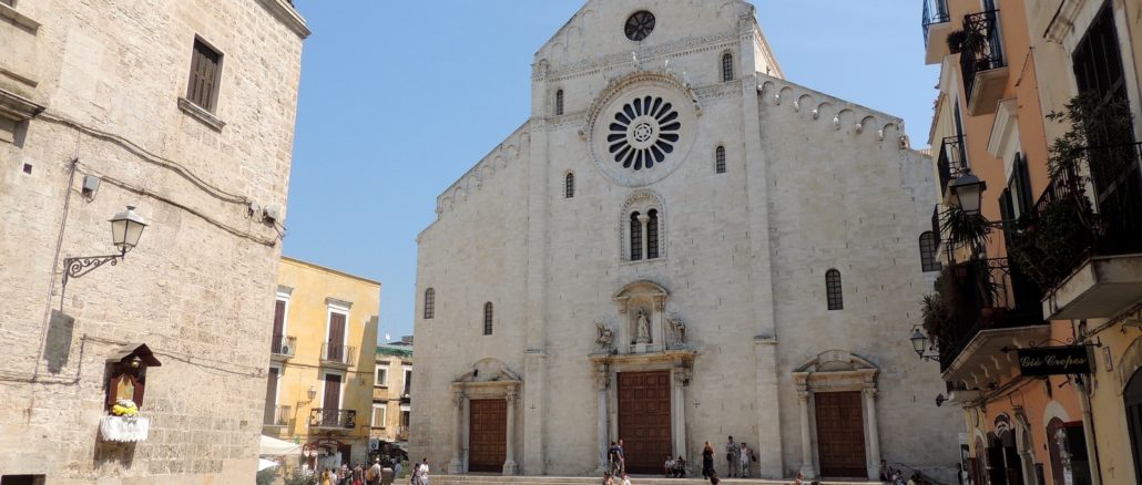 Die Westfassade der Kathedrale von Bari mit der Fensterrose.