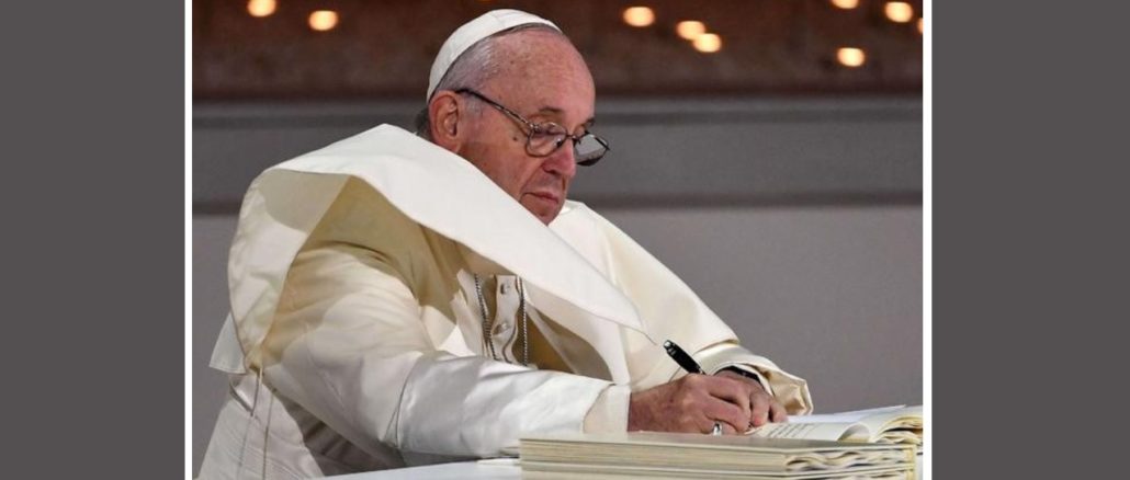Papst Franziskus unterzeichnet am 4. Februar 2019 das Abu-Dhabi-Dokument. Die Brüderlichkeit aller Menschen und die gottgewollte Vielfacht der Religionen sollen demnächst Gegenstand einer Enzyklika werden.