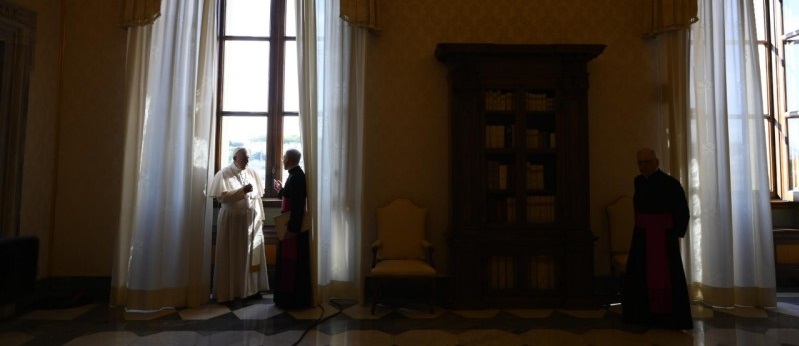 Papst Franziskus hält den Vatikan weiterhin in Corona-Lähmung.