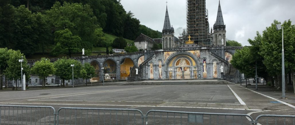 Das Marienheiligtum Lourdes ist wie ausgestorben.