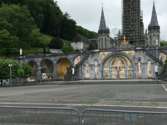 Das Marienheiligtum Lourdes ist wie ausgestorben.