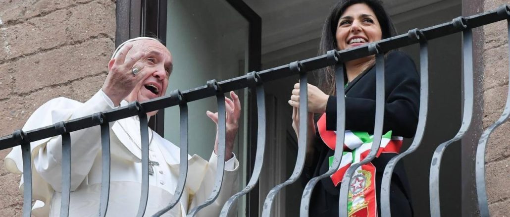 Papst Franziskus mit Roms Bürgermeisterin Virginia Raggi von der Fünfsternebewegung. Raggi strebt 2021 eine zweite Amtszeit an. Ob Santa Marta dazu den Segen gibt, steht noch nicht fest.