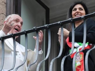 Papst Franziskus mit Roms Bürgermeisterin Virginia Raggi von der Fünfsternebewegung. Raggi strebt 2021 eine zweite Amtszeit an. Ob Santa Marta dazu den Segen gibt, steht noch nicht fest.