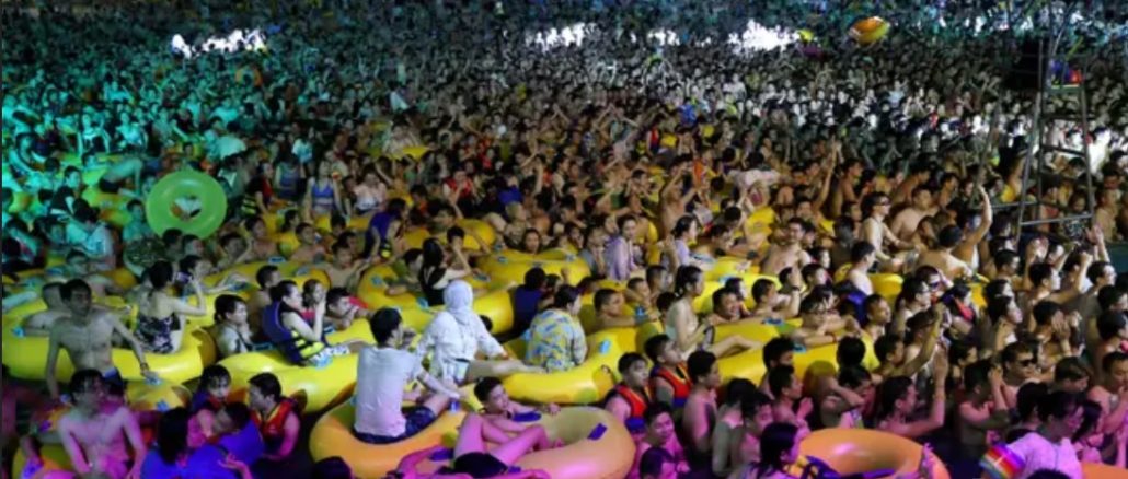 Corona-Pool-Party am 15. August in Wuhan. Am selben Tag wurden Tausende von Katholiken - wegen Corona - die Teilnahme an der Liturgie verweigert.
