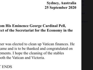 Kardinal Becciu droht mit "Verteidigung", während Kardinal George Pell dem Papst zum Auskehren des Stalles gratuliert.