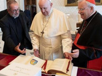 Kardinal Bassetti (rechts), Vorsitzender der Italienischen Bischofskonferenz, überreichte Papst Franziskus am 28. August ein Exemplar der italienischen Ausgabe des Missale Romanum.