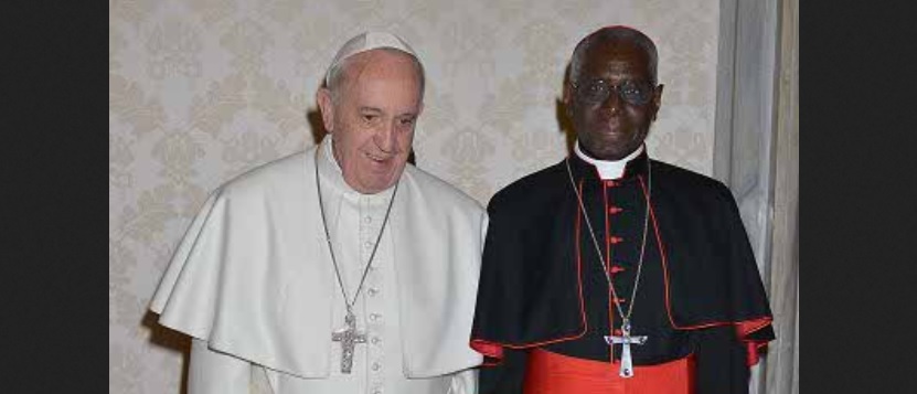 Ein seltenes Bild: Papst Franziskus mit Kardinal Robert Sarah bei seiner Ernennung zum Präfekten der Gottesdienstkongregation 2014.