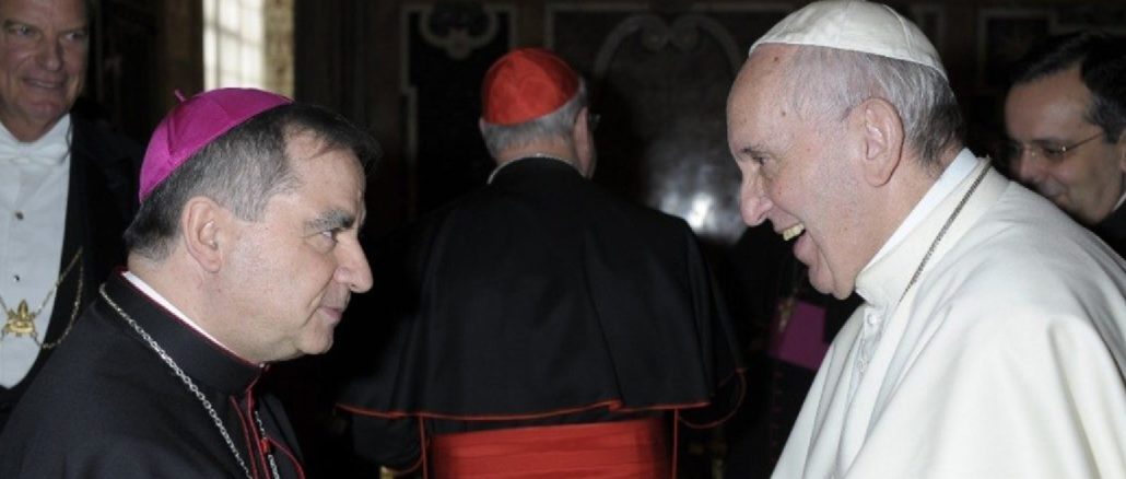 Papst Franziskus mit Kardinal Becciu, dem die Purpurwürde bleibt, aber die Kardinalsrechte entzogen wurden. Die ungewöhnliche Reaktion auf die Vorwürfe gegen seinen Vertrauten.