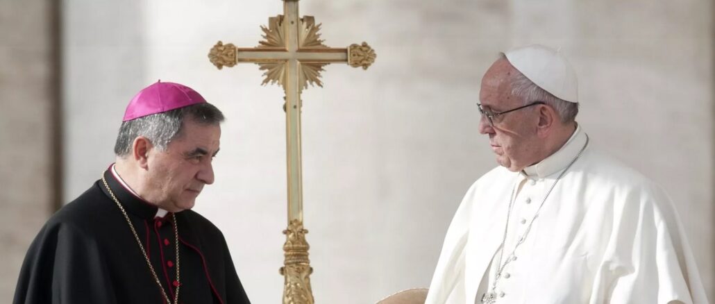 Angelo Beccciu, noch als Kurienerzbischof und Substitut, mit Papst Franziskus.