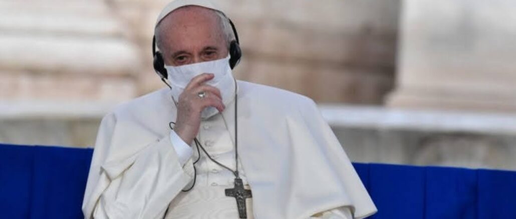 Papst Franziskus trug beim interreligiösen "Assisi-Treffen" auf dem Kapitol erstmals eine Corona-Maske.
