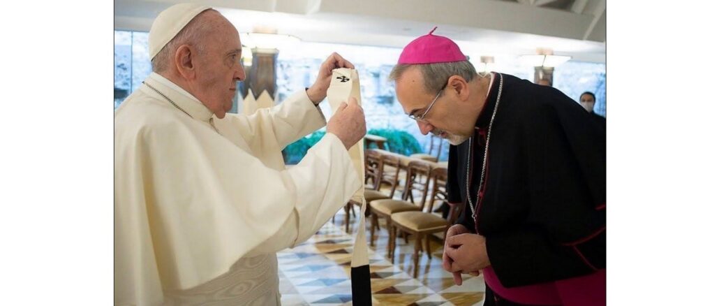 Papst Franziskus legte gestern überraschend dem neuernannten Lateinischen Patriarchen von Jerusalem persönlich das Pallium an.