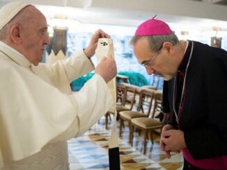 Papst Franziskus legte gestern überraschend dem neuernannten Lateinischen Patriarchen von Jerusalem persönlich das Pallium an.