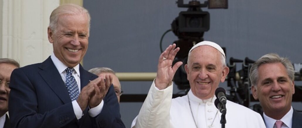 Papst Franziskus mit Joe Biden: Eine Mimik im diametralen Kontrast zur einzigen Begegnung mit US-Präsident Donald Trump.