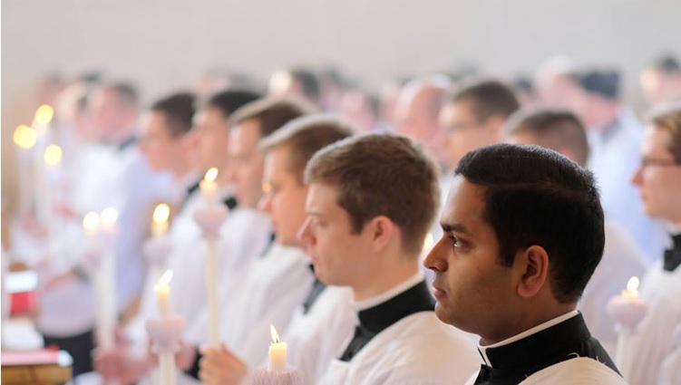 Seminaristen des Priesterseminars St. Petrus in Wigratzbad (Petrusbruderschaft) empfinden im Februar 2020 die niederen Weihen.