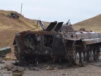 Ausgebrannter Panzer: Türkische und aserbaidschanische Truppen haben die armenische Republik Arzach angegriffen.