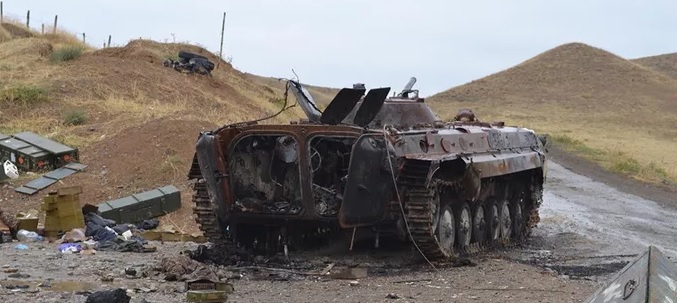Ausgebrannter Panzer: Türkische und aserbaidschanische Truppen haben die armenische Republik Arzach angegriffen.