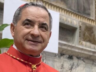 Kardinal Becciu verlangt Schadenersatz dafür, daß er um die Chance gebracht wurde, ein "Papabile" zu sein.