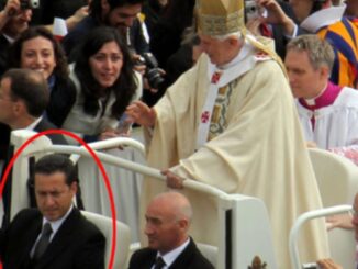 Paolo Gabriele (roter Kreis) mit Papst Benedikt XVI.