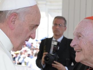 Papst Franziskus mit Theodore McCarrick (im Bild noch als Kardinal). Warum braucht der Vatikan 449 Seiten, um das Wichtigste nicht zu sagen?