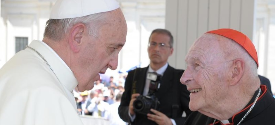Papst Franziskus mit Theodore McCarrick (im Bild noch als Kardinal). Warum braucht der Vatikan 449 Seiten, um das Wichtigste nicht zu sagen?
