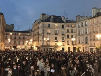 Frankreichs Katholiken protestieren vor den verschlossenen Kirchen für die Wiederzulassung der Messe.