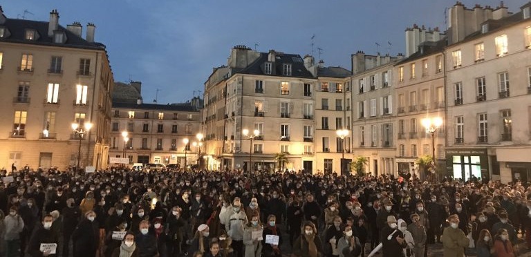 Frankreichs Katholiken protestieren vor den verschlossenen Kirchen für die Wiederzulassung der Messe.