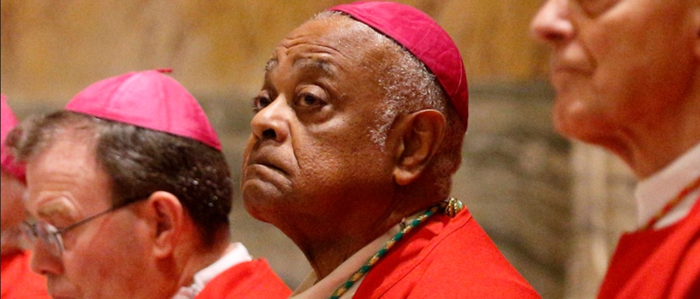 Wilton Gregory, der Erzbischof von Washington und künftige Kardinal, rollt Joe Biden den roten Teppich aus.